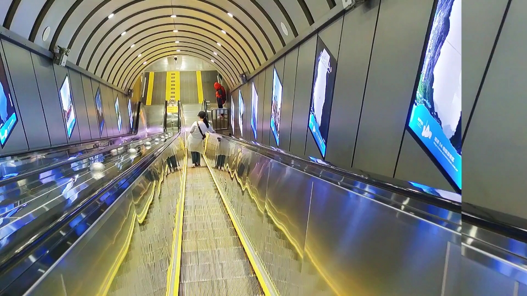 天门山穿山观光隧道扶梯