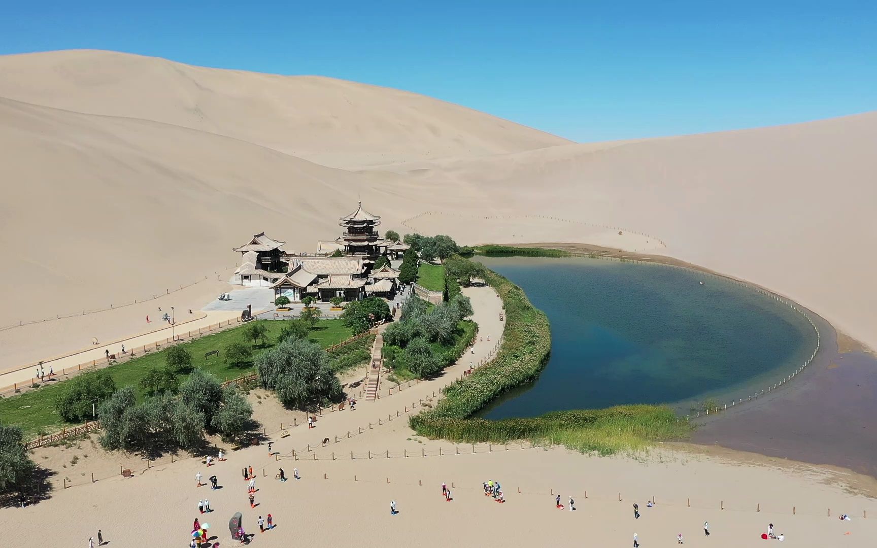 敦煌鸣沙山月牙泉