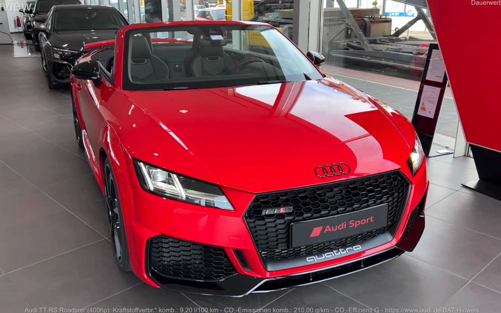 骚红色的奥迪tt特别帅气,大嘴设计是为数不多的跑车设计,买它应该不会