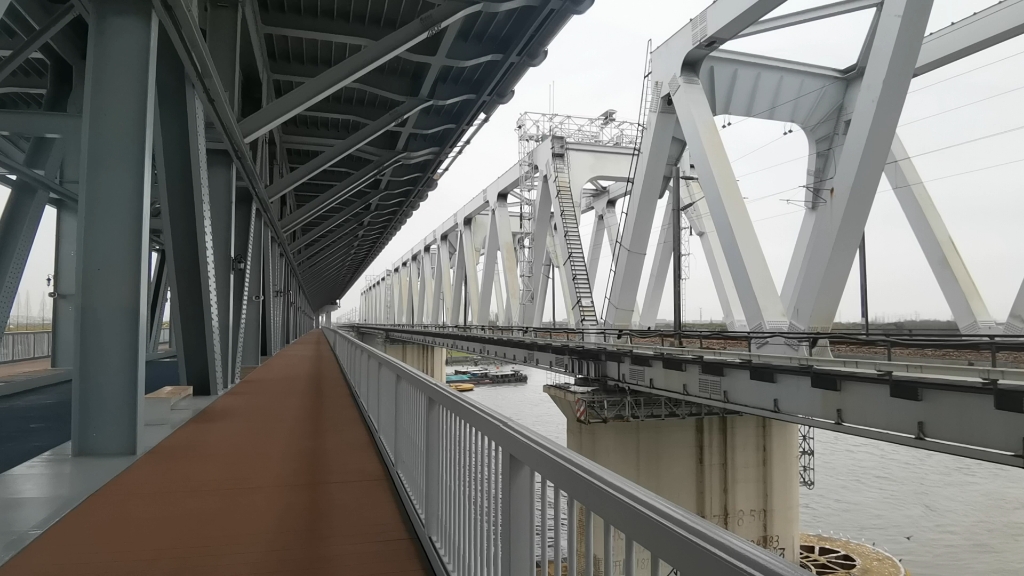crh6f通过金山铁路黄浦江大桥(二)