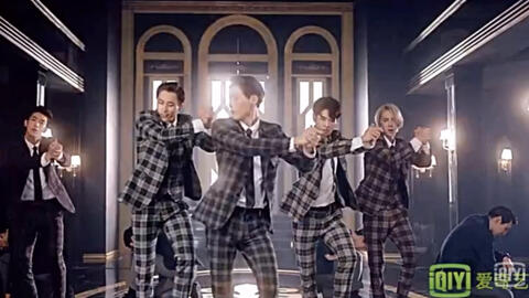 【UNIQ】首张单曲 《falling in love》2014.10.16日发布，多版本、多舞台演绎，看花絮发现王一博嫌弃的金发王甜甜！