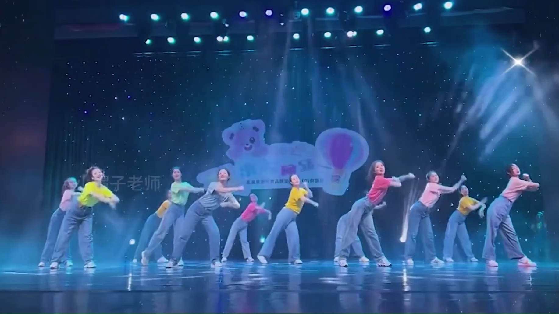 《一起向未来》元旦节教师开场舞,动作流畅,节奏感编排演出效果棒的