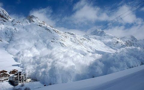 [图]大雪崩！惊险刺激的高山滑雪