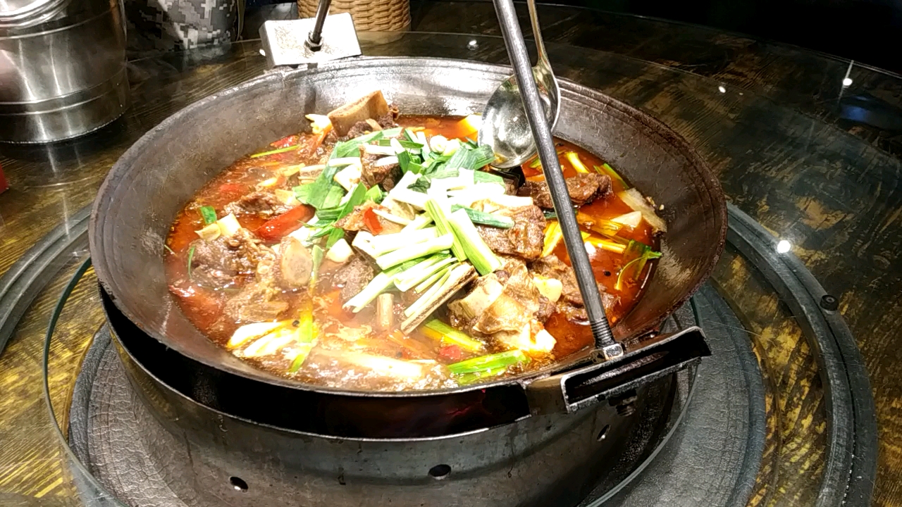 咱们大东北的龙排柴火吊锅,香味儿得劲儿!