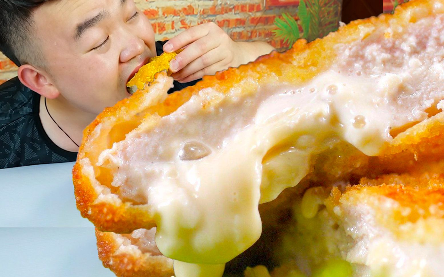 正新卖50一份的爆浆鸡排,小伙在家做一盆,大口吃肉真过瘾