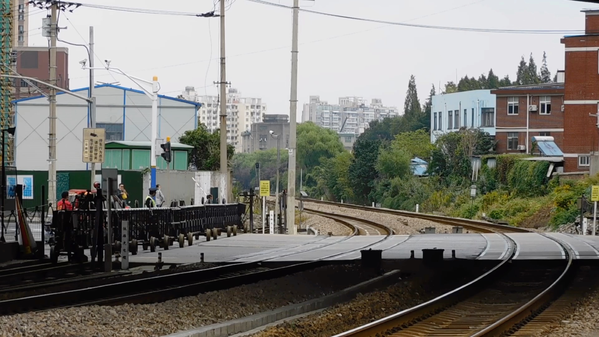 【中国铁路】南何线场中路道口关闭过程