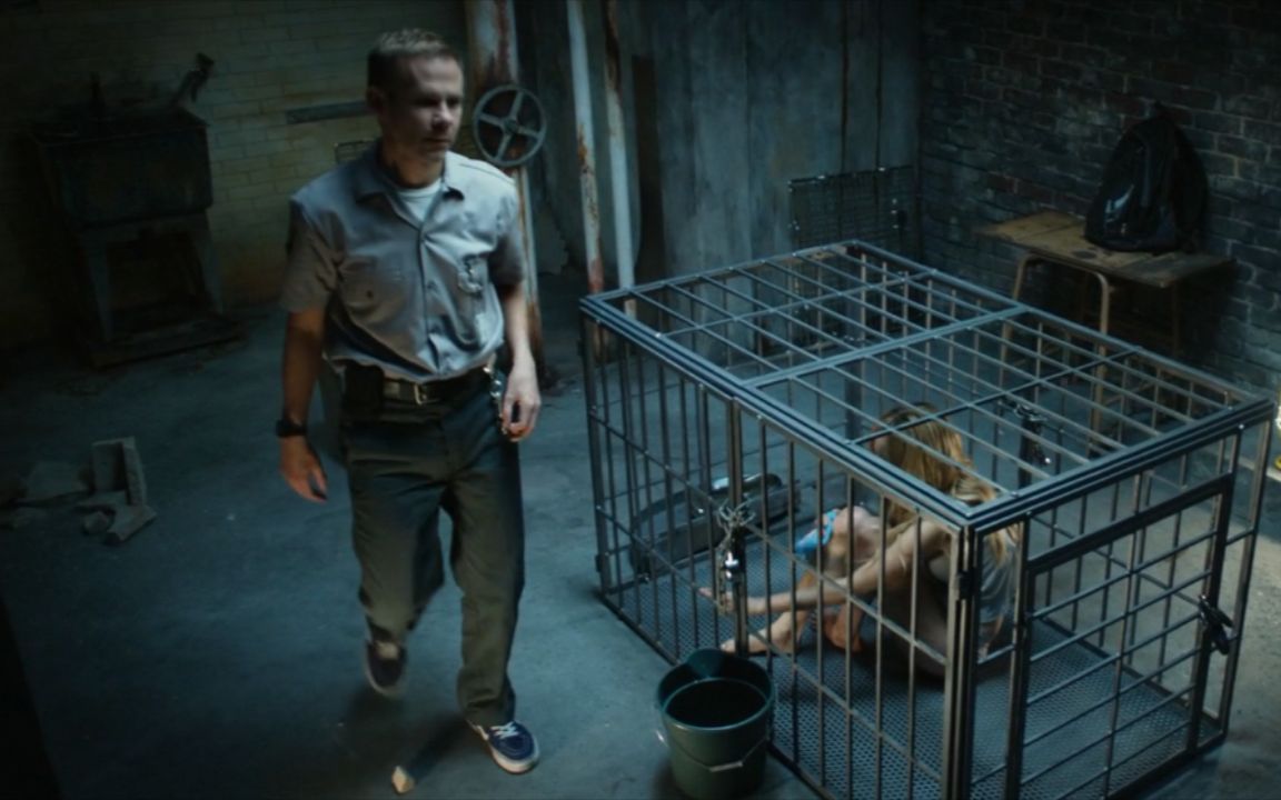 少女被人关在铁笼子里,活得简直生不如死,每天只能吃少量食物