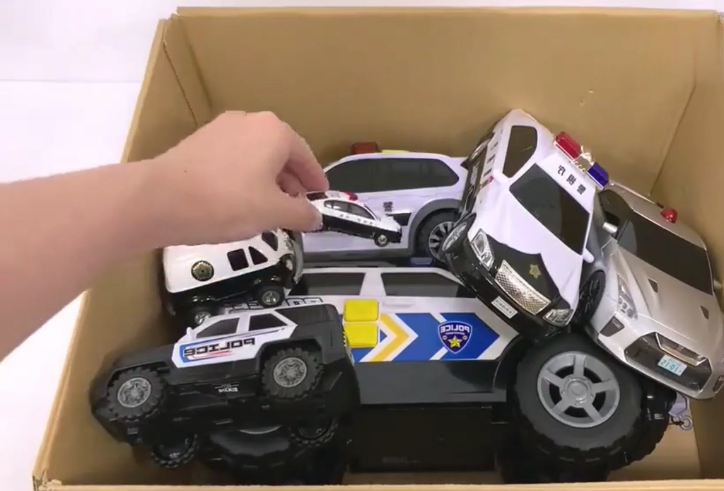 汽车玩具开箱:日式特警车试玩