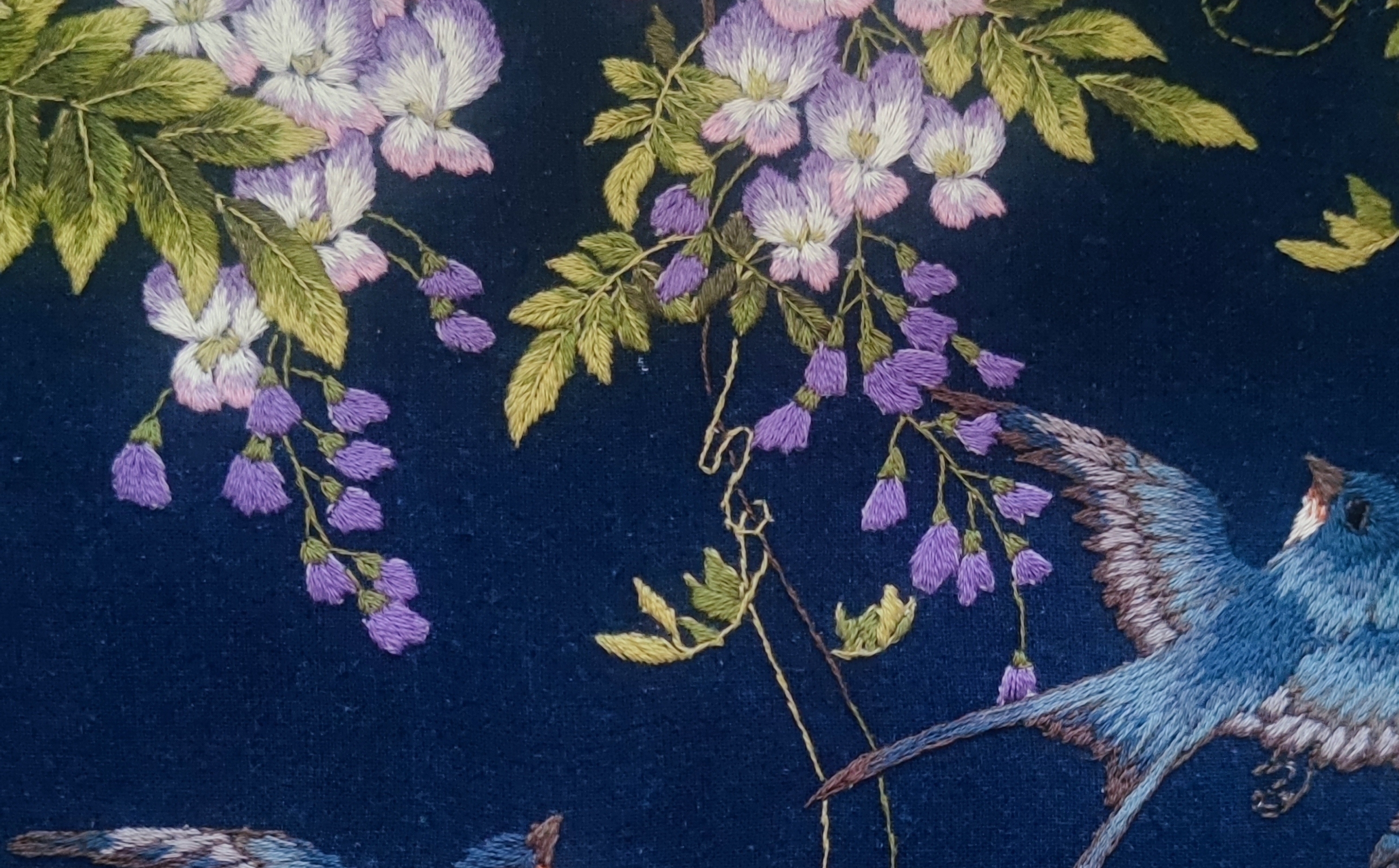 手工刺绣《紫藤燕子》