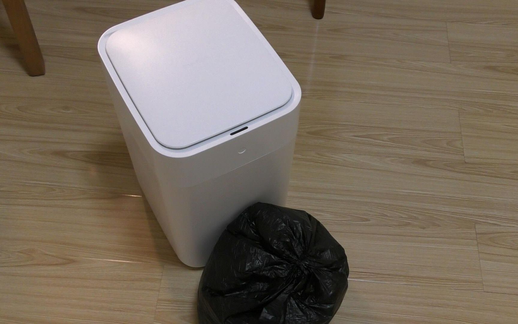 小米有品众筹的智能垃圾桶到了,自动感应开盖还能自动给垃圾打包