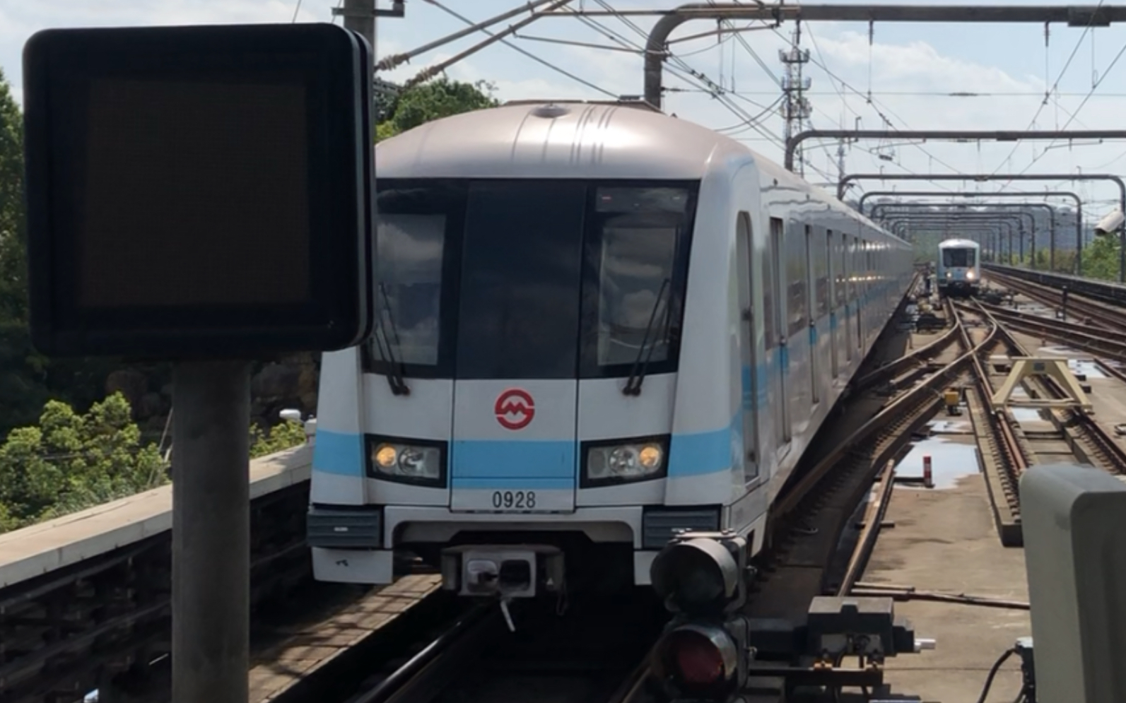 【上海地铁】9号线 坂田928号车 进佘山站(松江南站往曹路方向)_哔哩