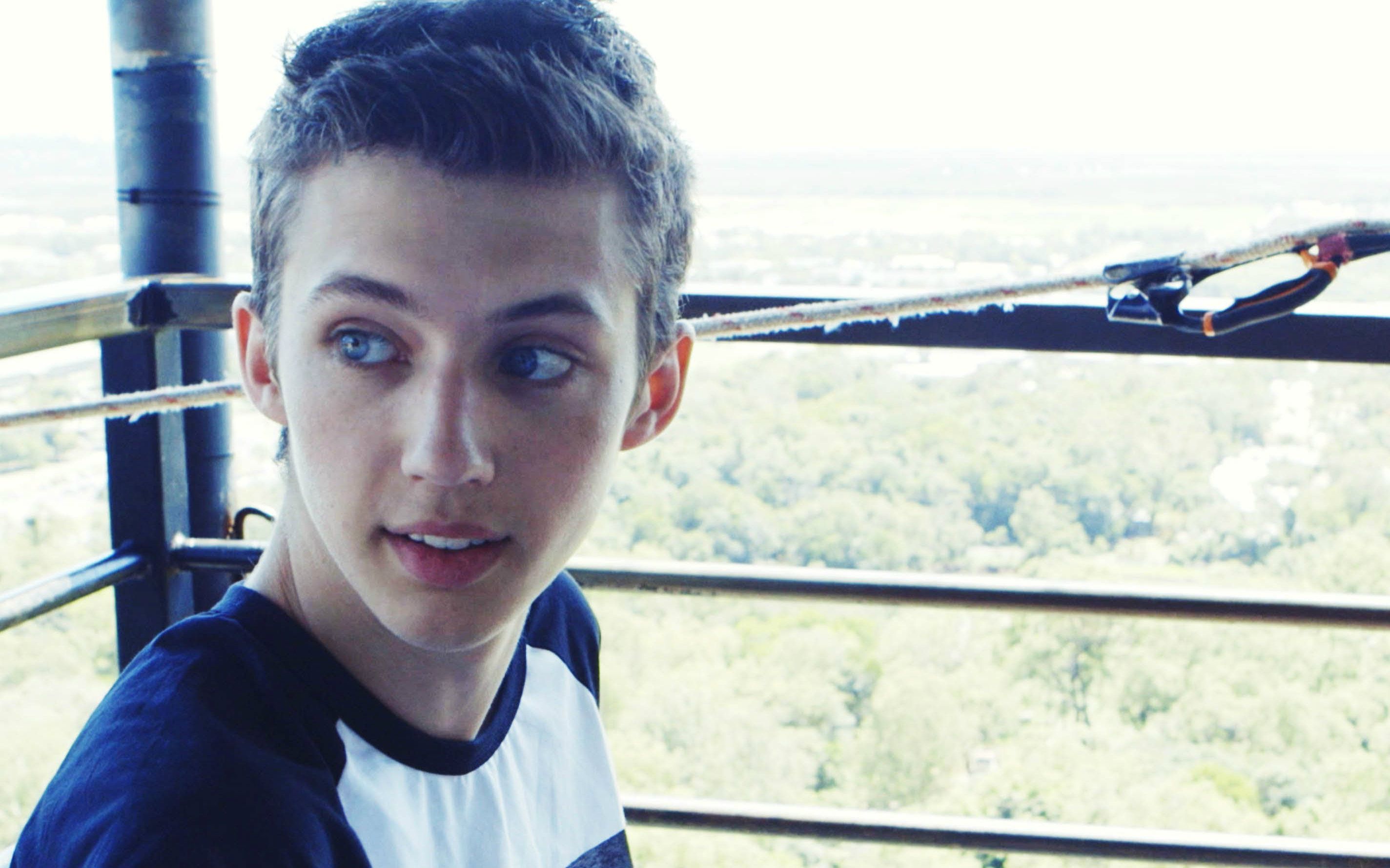 【可爱炸的troye sivan】小时候嫩的掐出水的戳爷唱的公益歌曲for