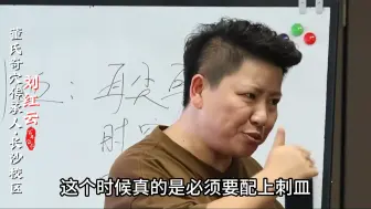 Video herunterladen: 一个穴位点刺放血治好了“重度多年抑郁症”气色马上起来了！