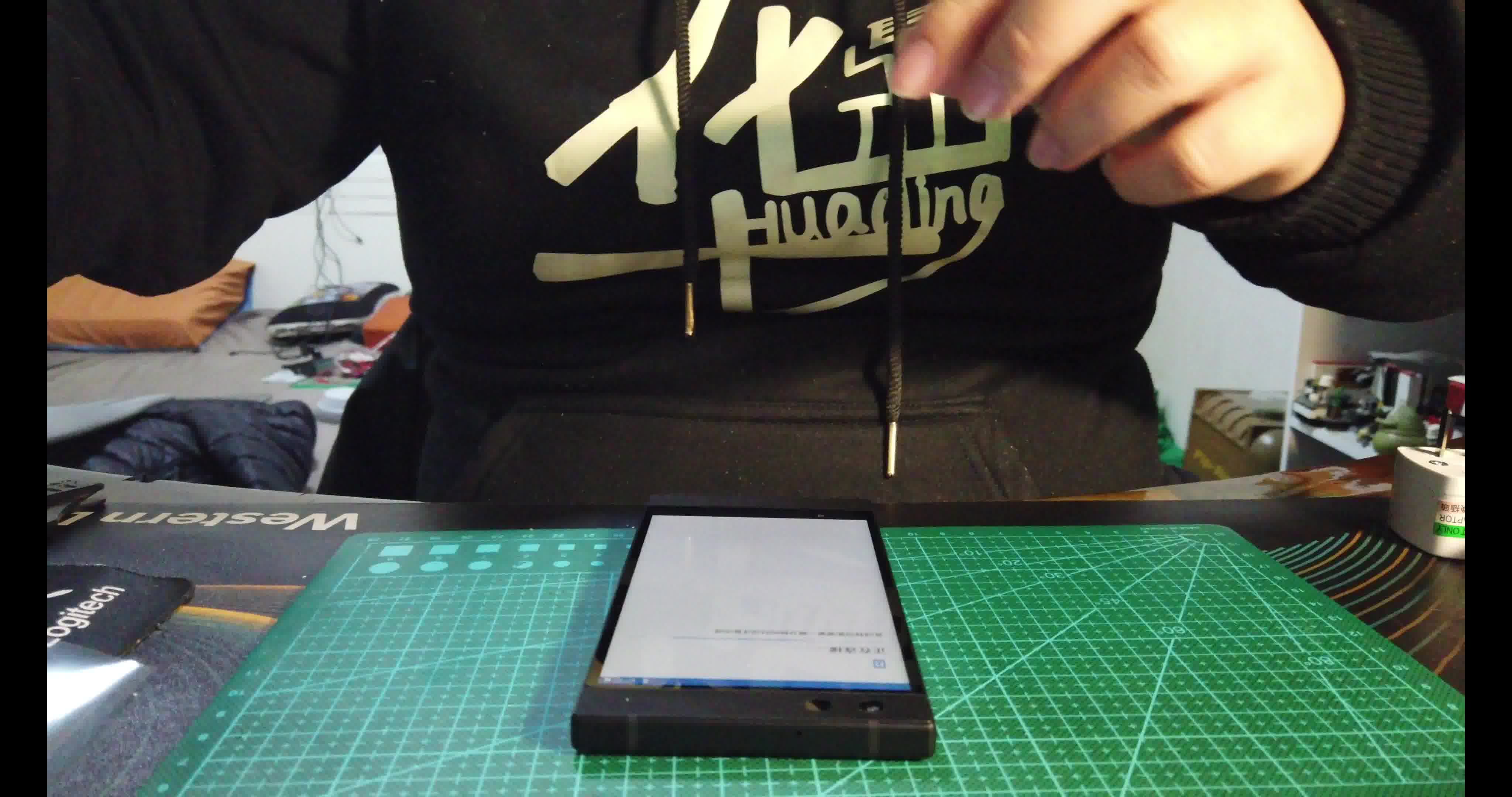 [图]《鼎哥开箱》这个手机方方正正的，一点也不圆润，盘它。开箱RAZER phone 2 雷蛇手机2代(VLOG35)