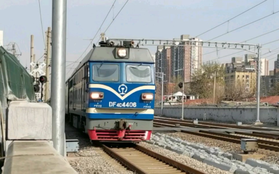 京局怀段df4c牵引0t18次(望京至北京)通过水南庄道口_哔哩哔哩_bili