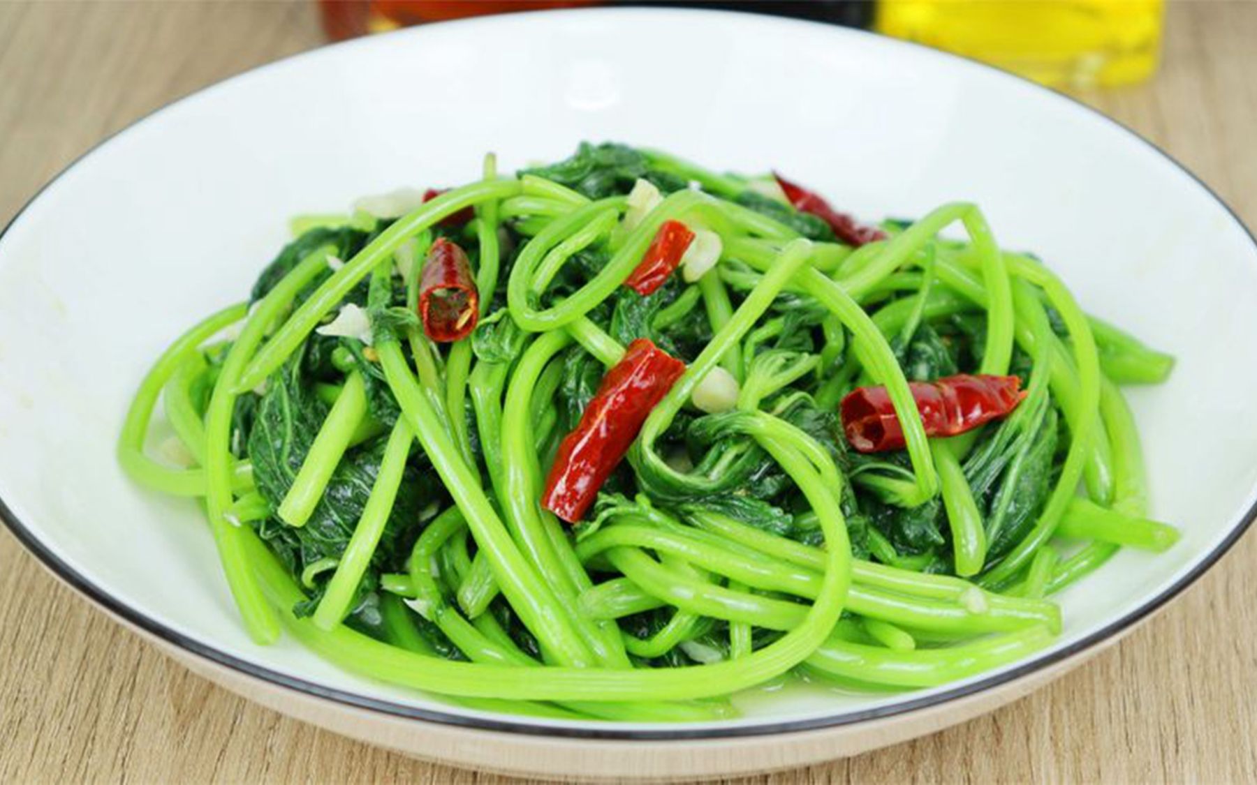 炒红薯叶时,不要焯水和直接炒,多做一步,炒出来颜色翠绿不发黑