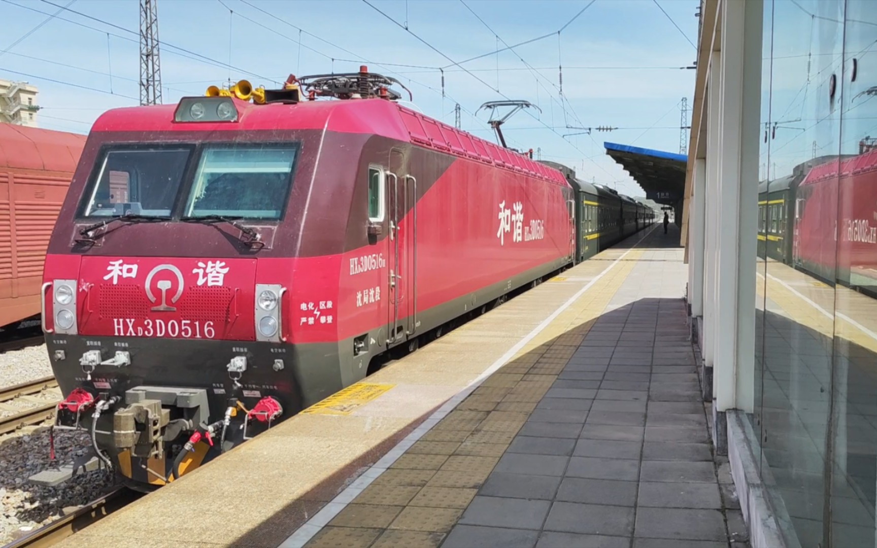 k1022 伊春→大连北 和谐电3d 0516 沈局沈段,牵引进入瓦房店站