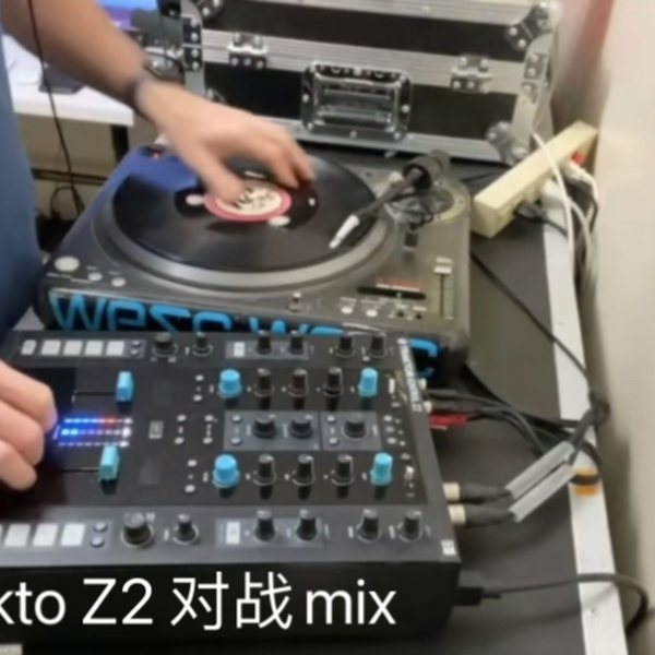 Traktor z2对战混音台#黑胶唱机vestax 3000mk2 #dj #搓碟#dmc