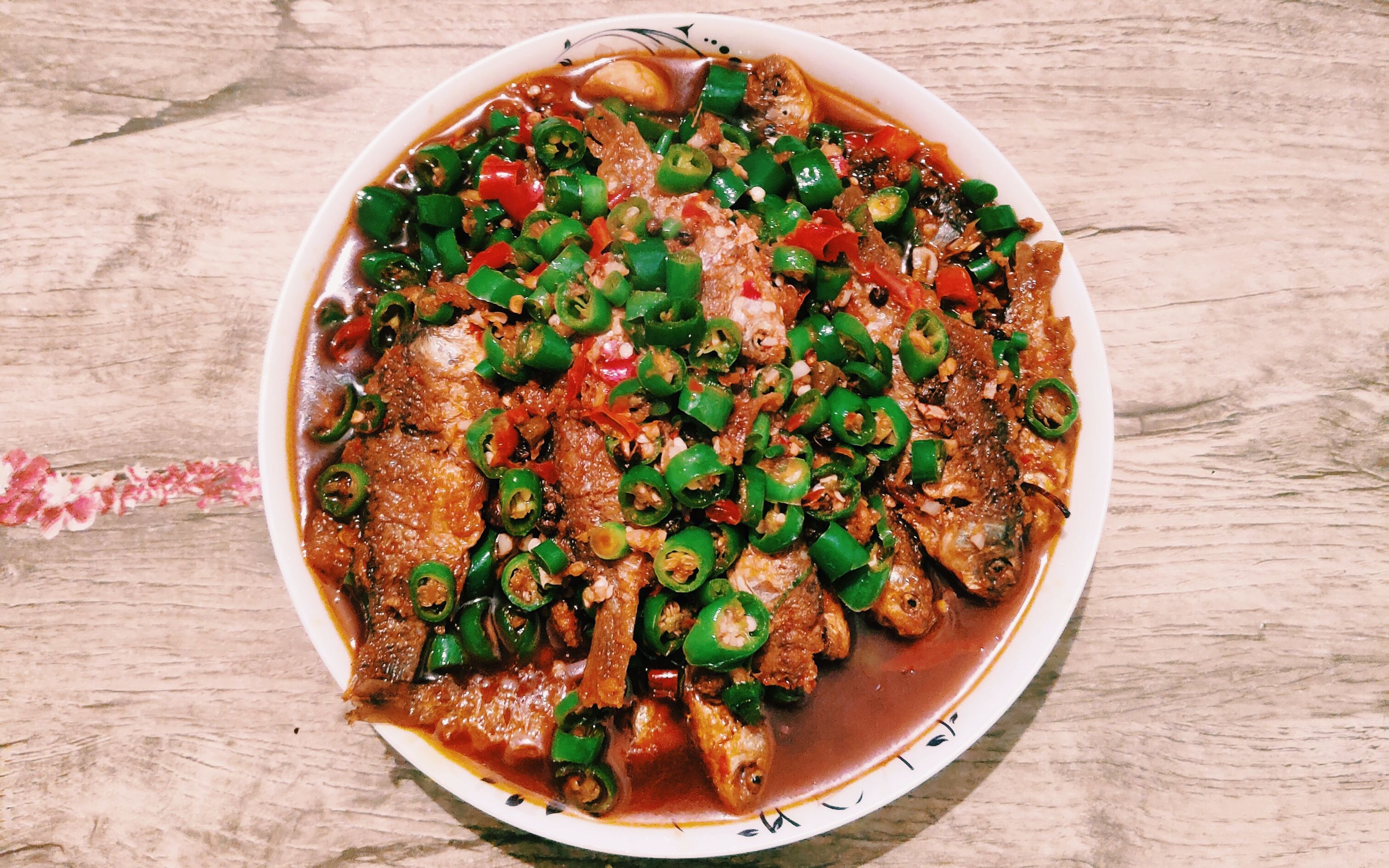 蓉漂小伙做了一道美味的"红烧小鱼",好吃下饭,快来看看吧!