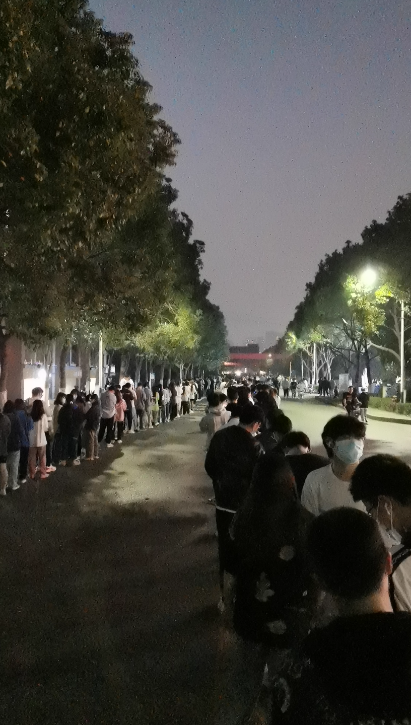 新冠核酸检测  好多人啊