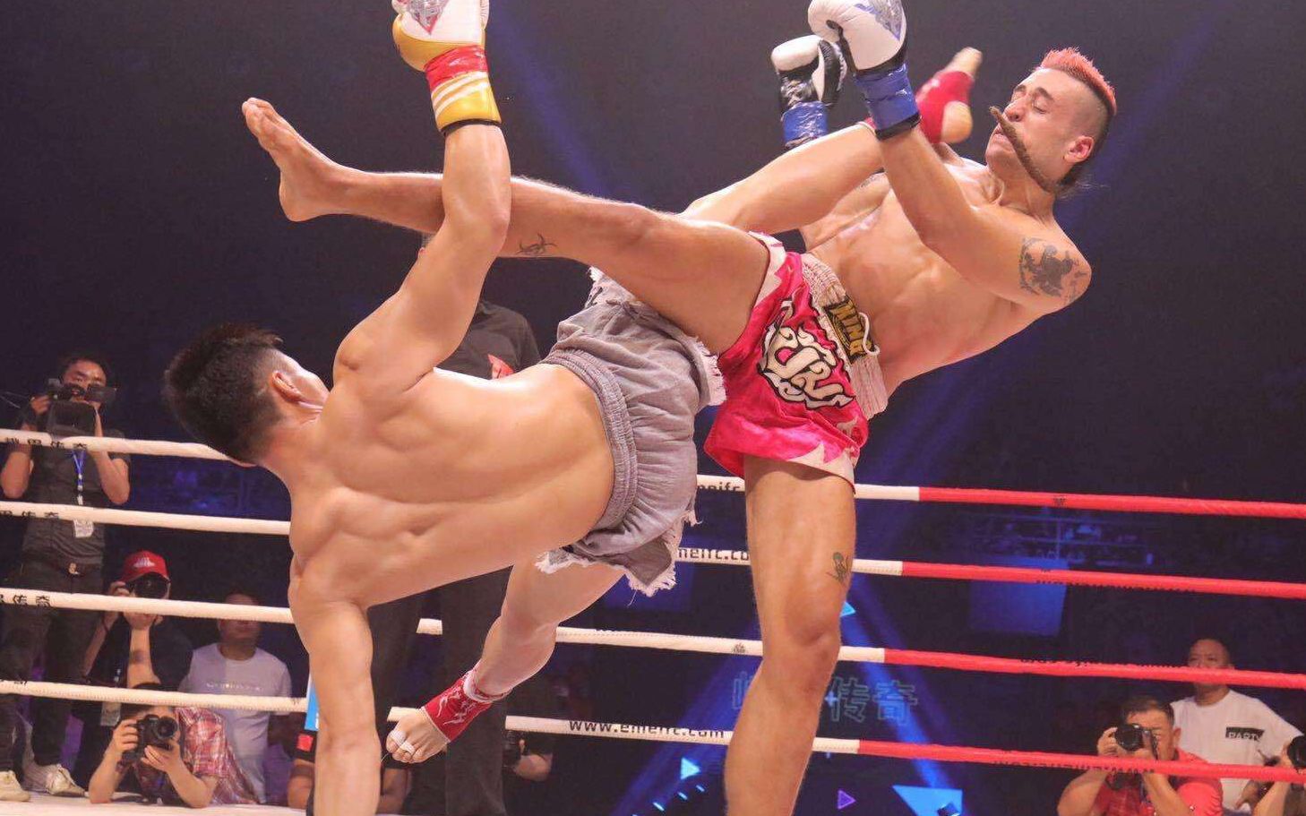 最猛的低扫ko!选手的腿快被扫断了