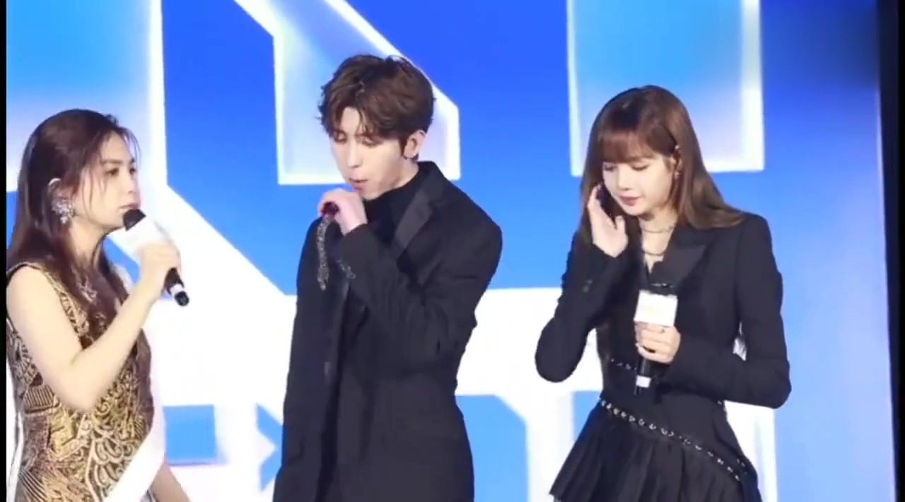 青春有你2蔡徐坤与lisa同框饺子塞满嘴都被饿坏了