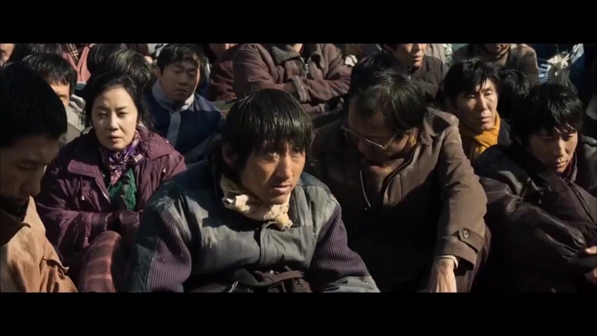 偷渡者质疑受到虐待,被船长暴打一顿直接扔下海