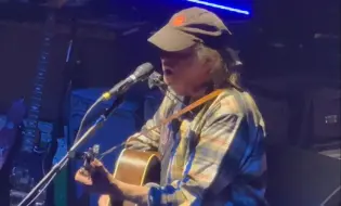 Download Video: Neil Young - Harvest Moon  - 2024年9月23日 纽约 国会剧院