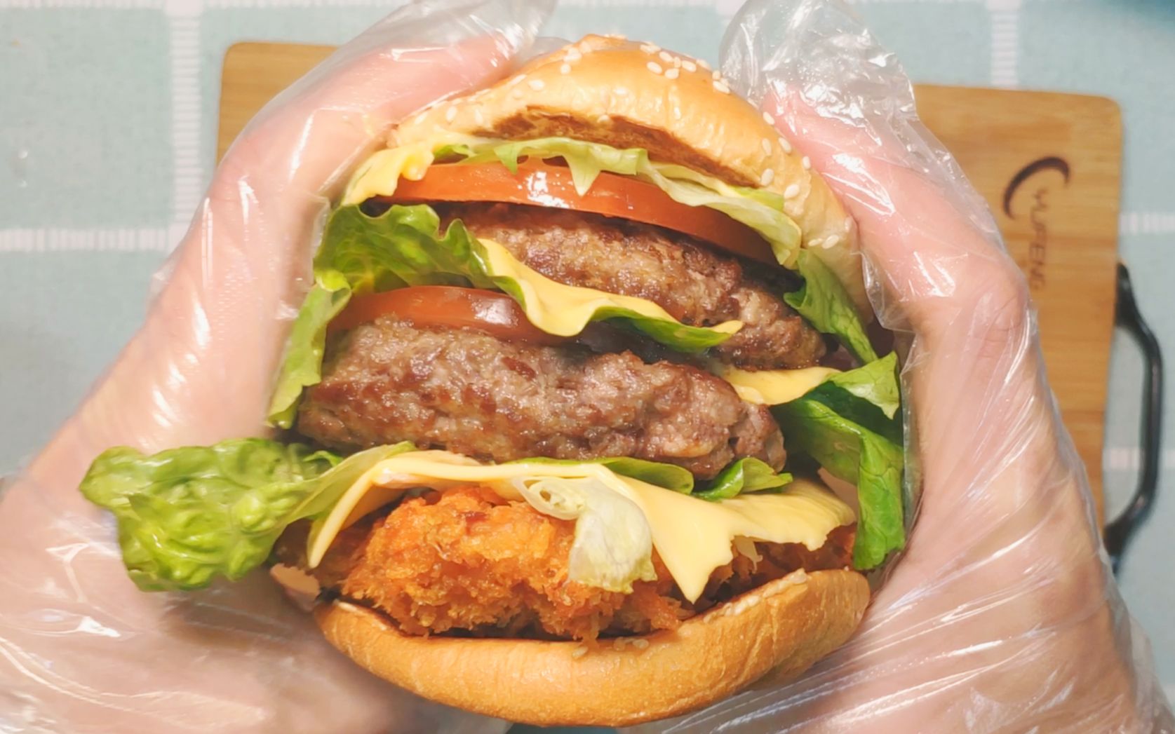 这是什么神仙汉堡,肯德基避风塘大虾鸡腿牛肉三重芝士四层堡,肉欲爆棚