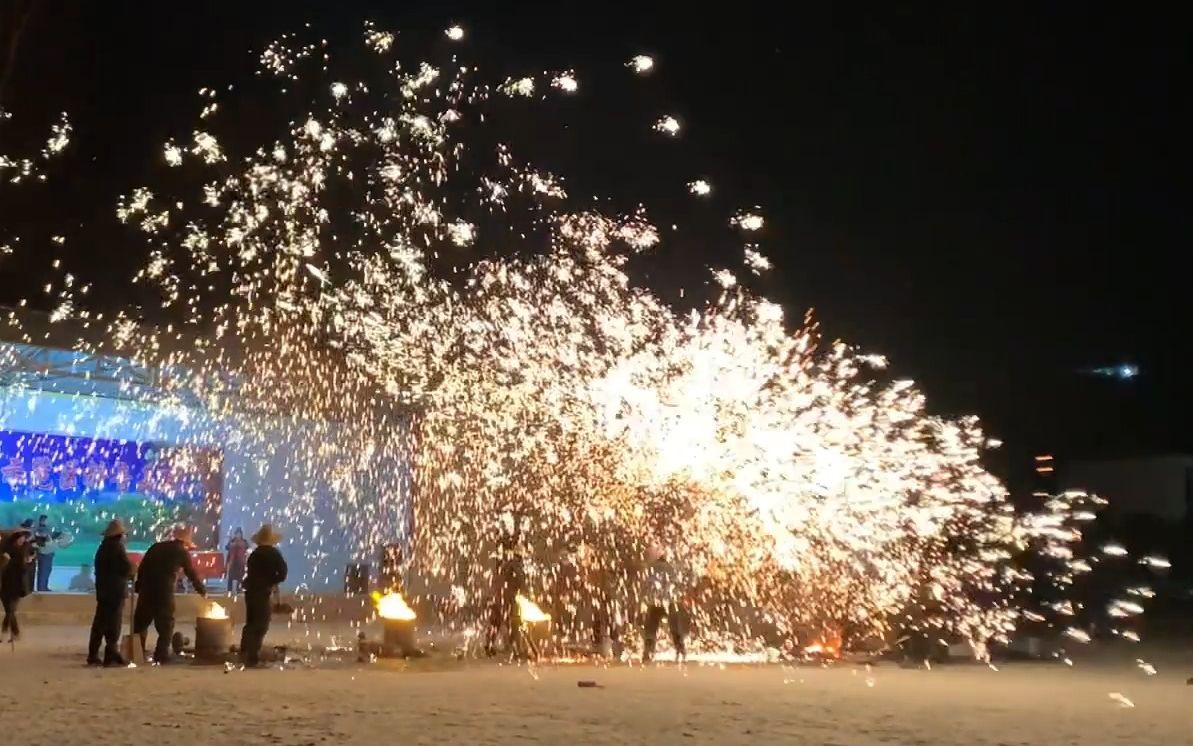 雪中打铁花!河南宝丰县小年夜打铁花,山里的锣鼓震天响哔哩哔哩bilibili