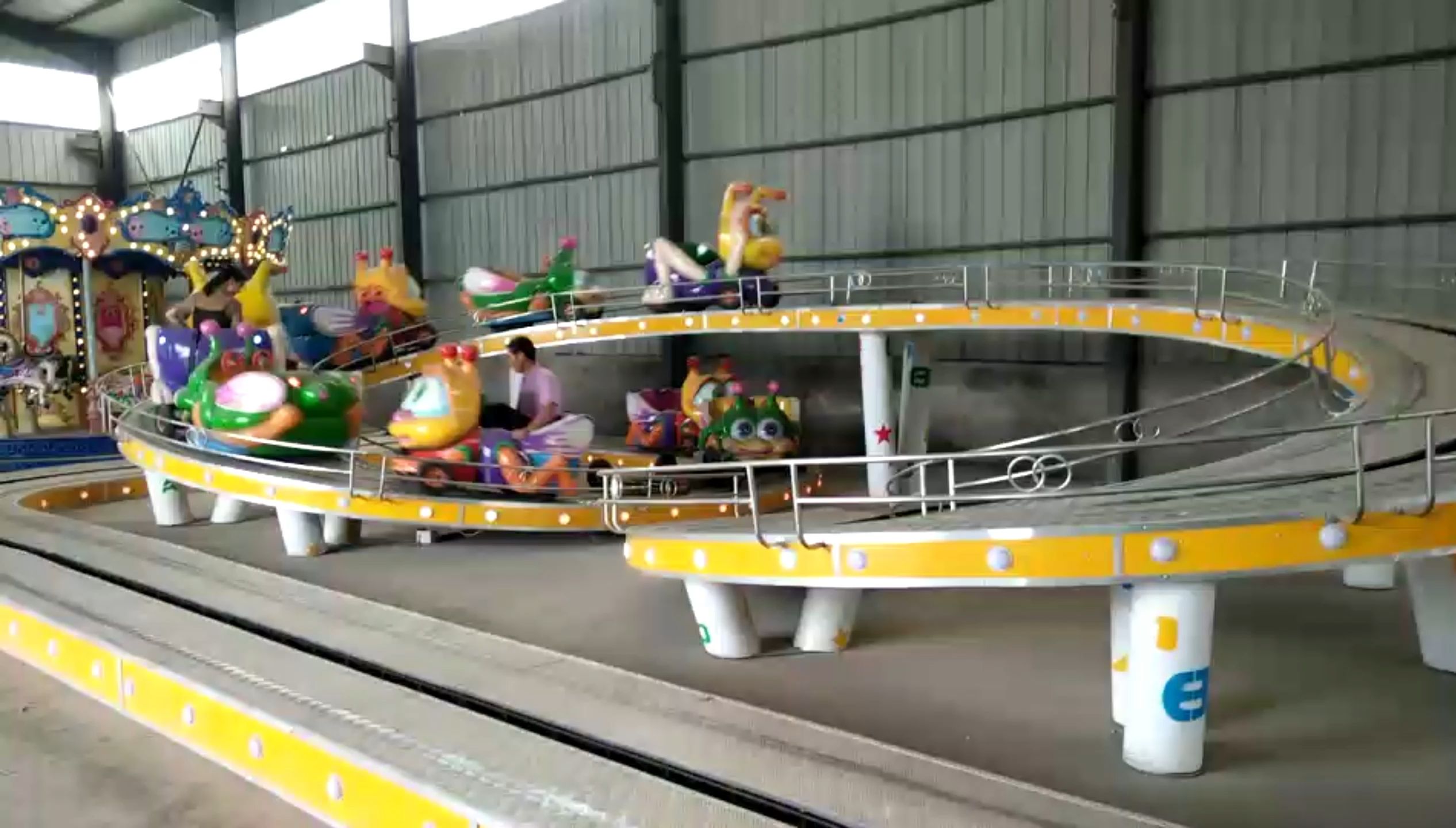 小蜜蜂款迷你穿梭 户外豪华太空穿梭游乐设备24座