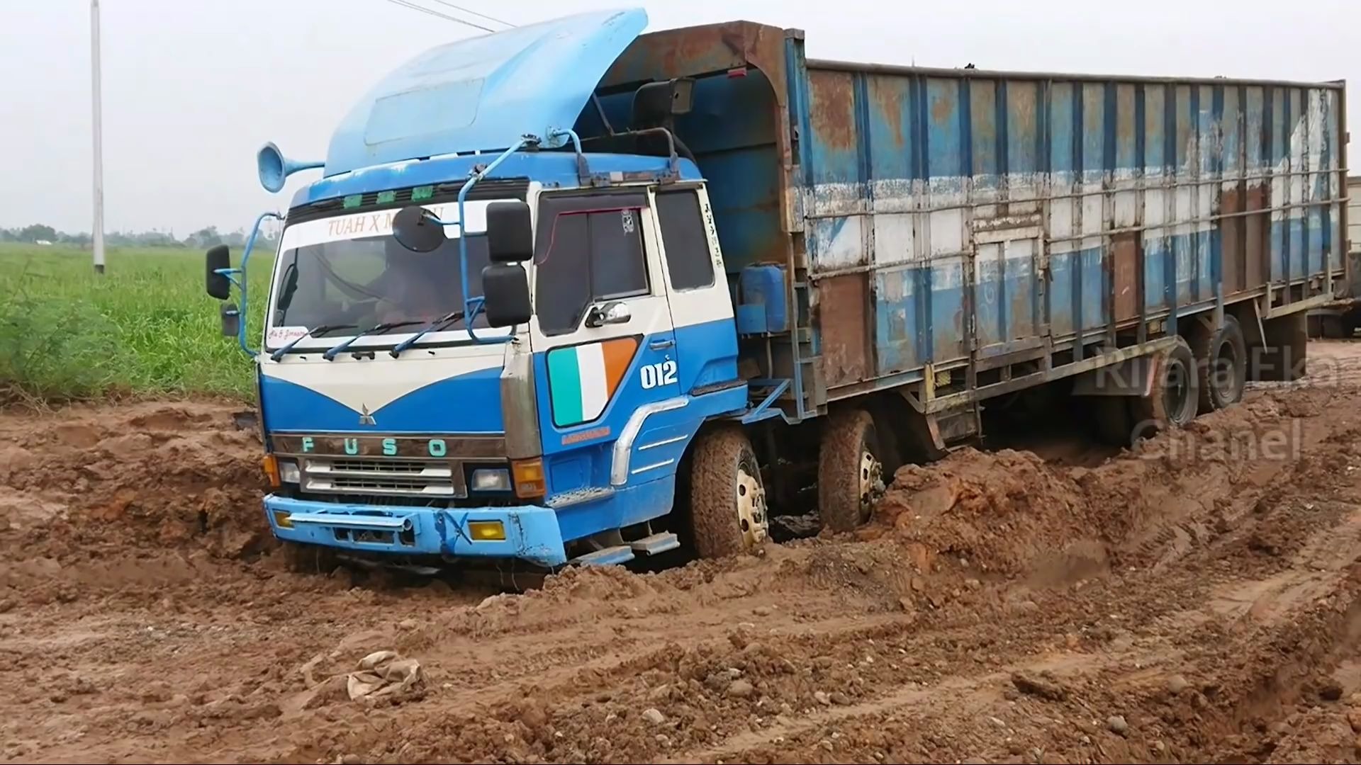 货车通过泥泞道路