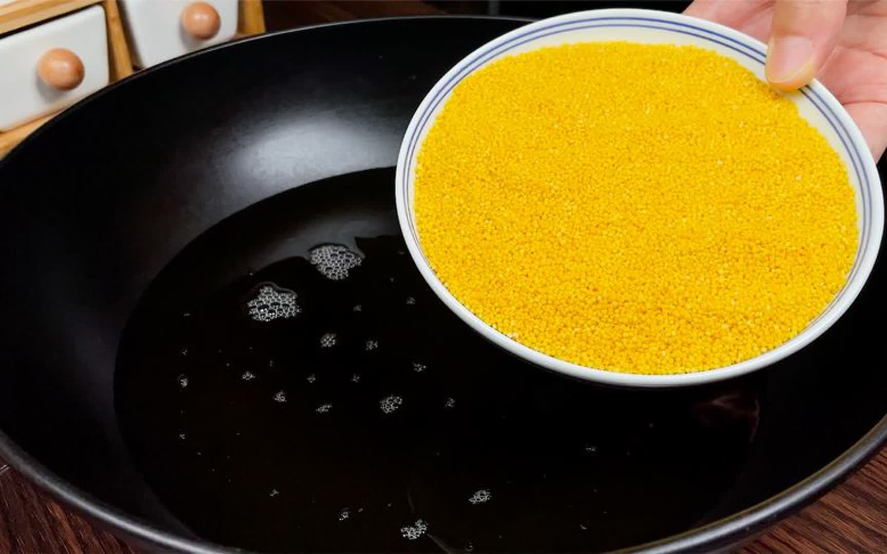 把小米倒入滚烫油锅中,太厉害了,30年老保姆拿手绝活,真美味