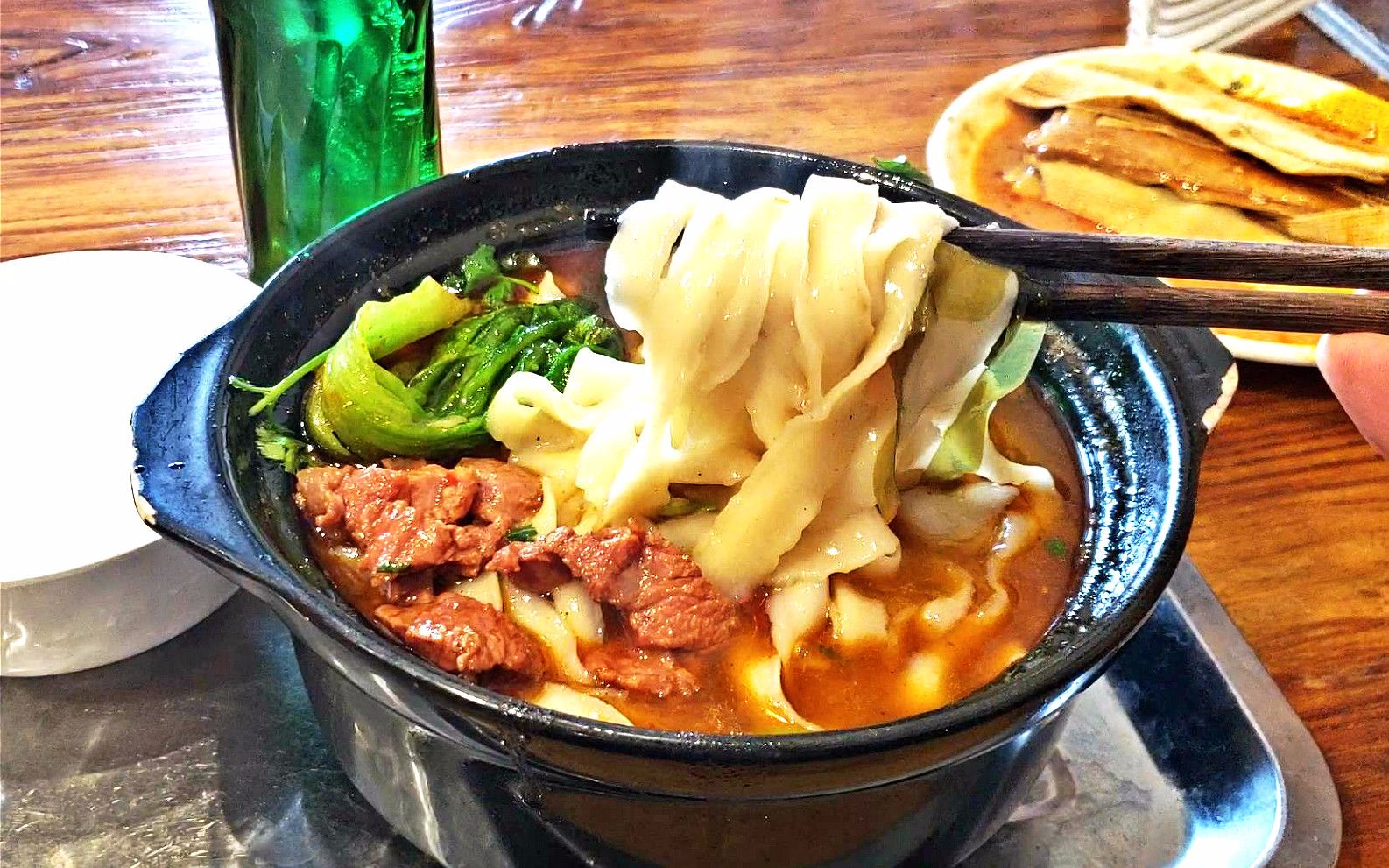 生意火爆的砂锅面,12块钱一份,碗里竟有一大勺牛肉_哔哩哔哩_bilibili