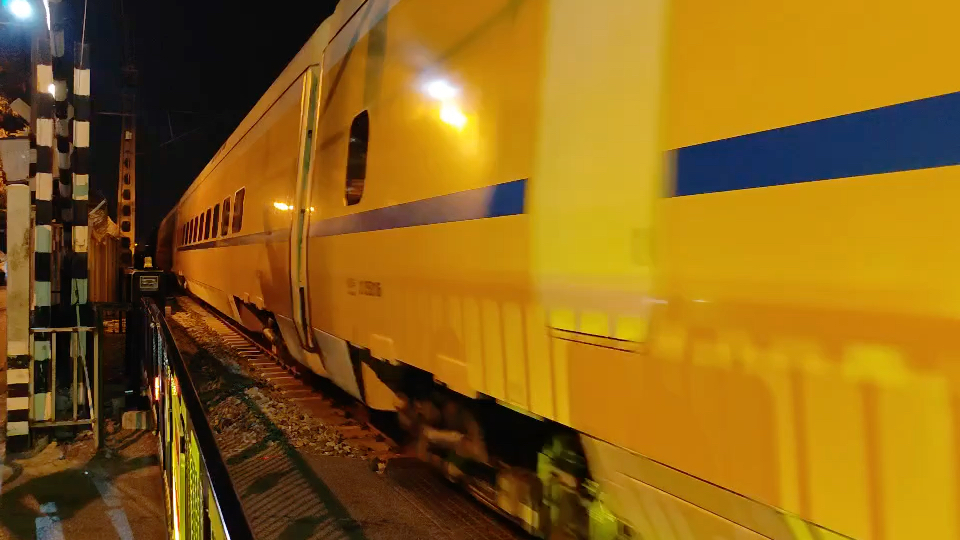 青年先锋号牵引crh5j通过