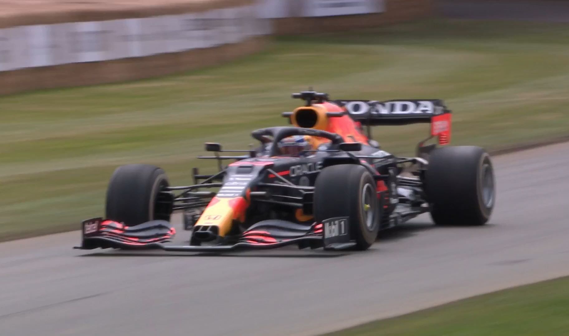 潘子驾驶2021年冠军车红牛rb16b在古德伍德速度节首次亮相!