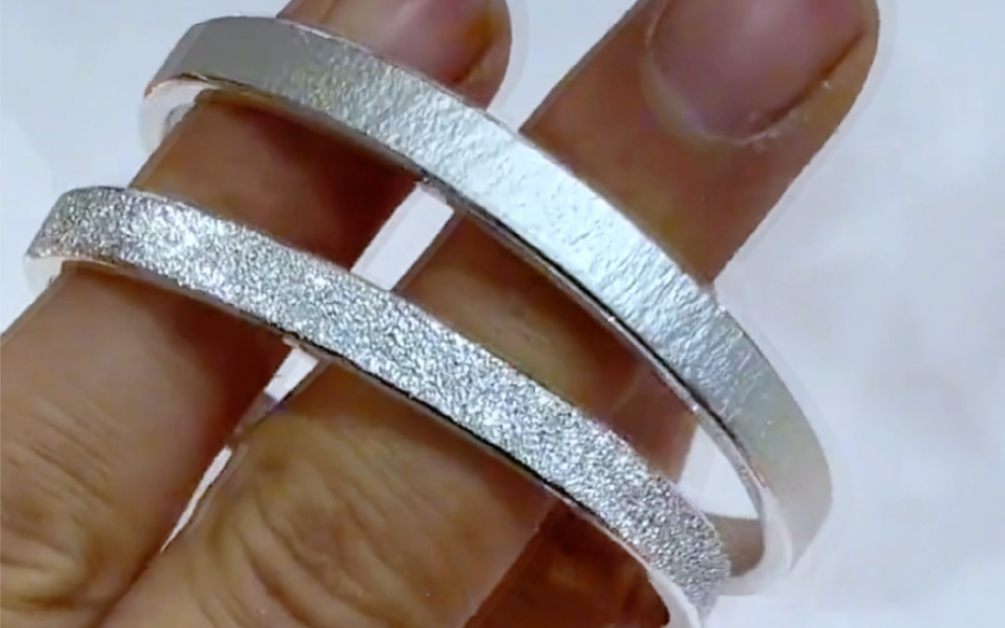 一个满天星银手镯,一个锤纹银手镯