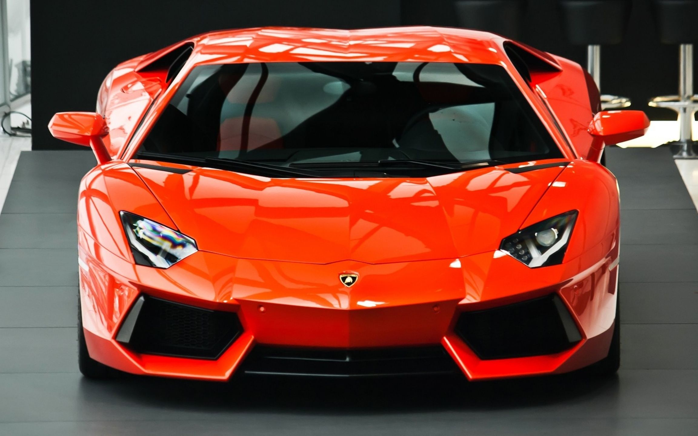 老外做实验,兰博基尼车灯穿透力有多强?遥控器一响就被震撼到了!