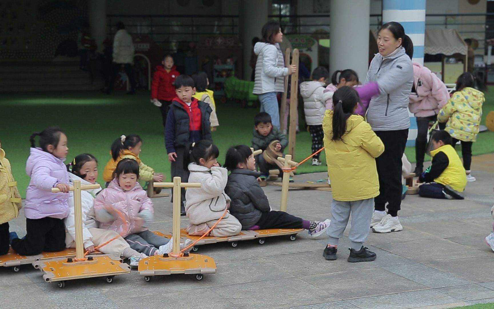 [图]户外游戏中的师幼互动2