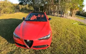 下载视频: 2024 Alfa Romeo Giulia Veloce - POV Test Drive