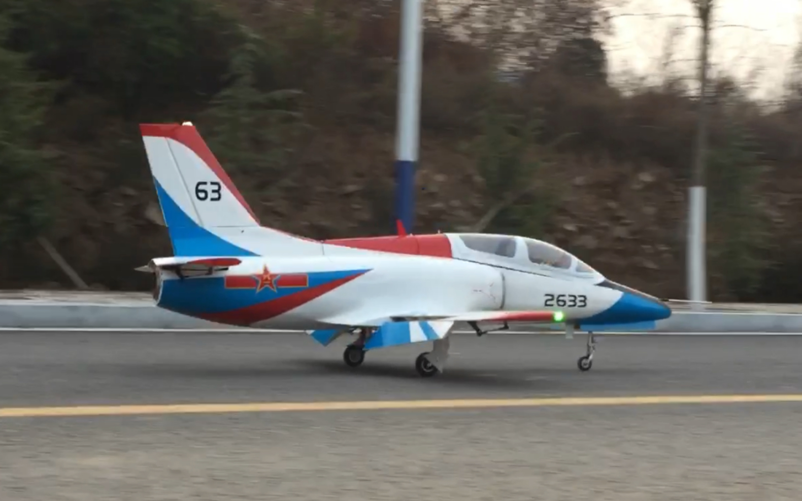 国产jl-8 教8 教练机 6公斤级轻木涡喷 地面滑行视频