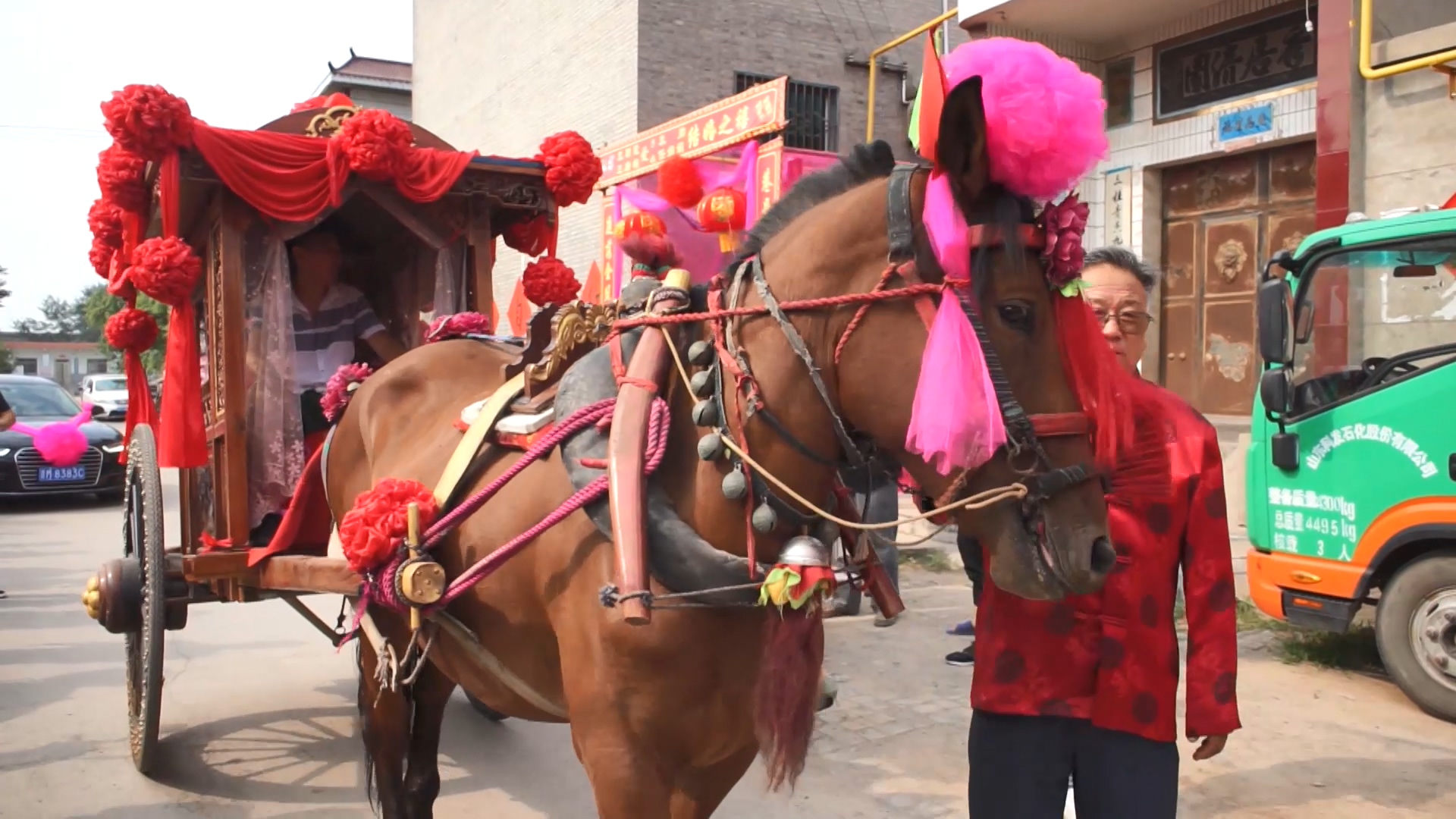 山西农村中国式婚礼马车娶亲队伍实拍,养马都是大户人家