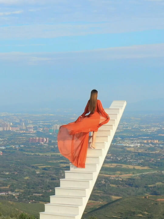 建在山顶悬崖边的网红天梯