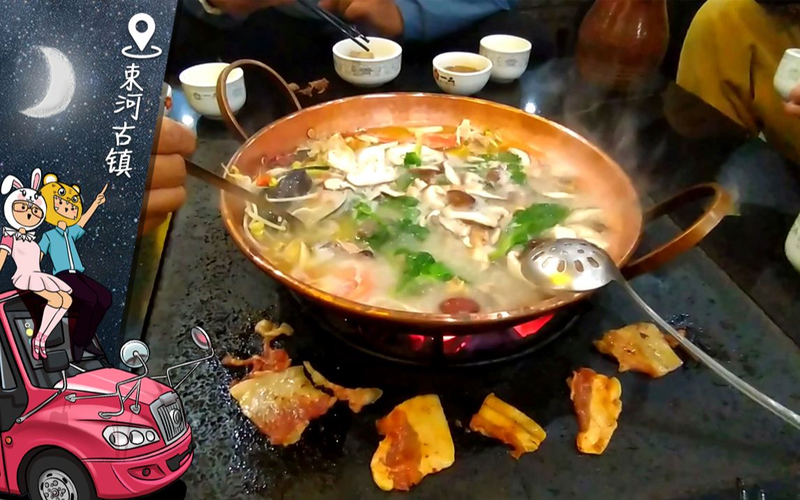 丽江束河古镇最火爆的火塘火锅腊排骨土鸡一锅炖还有歌手驻唱