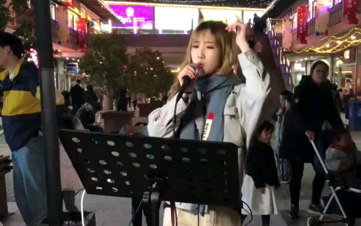 [图]鱼大仙儿小姐姐街头演唱歌曲《妓和不如》＋《我曾》