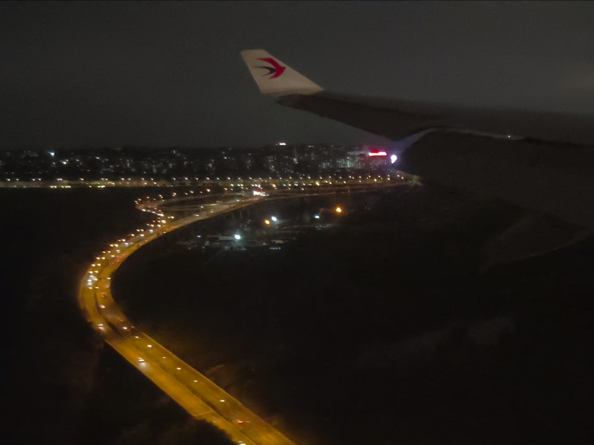 东方航空332夜间落地重庆江北机场