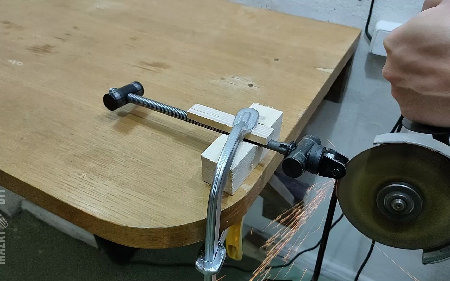 【工具不用买】木工的自给自足:diy木质台钳