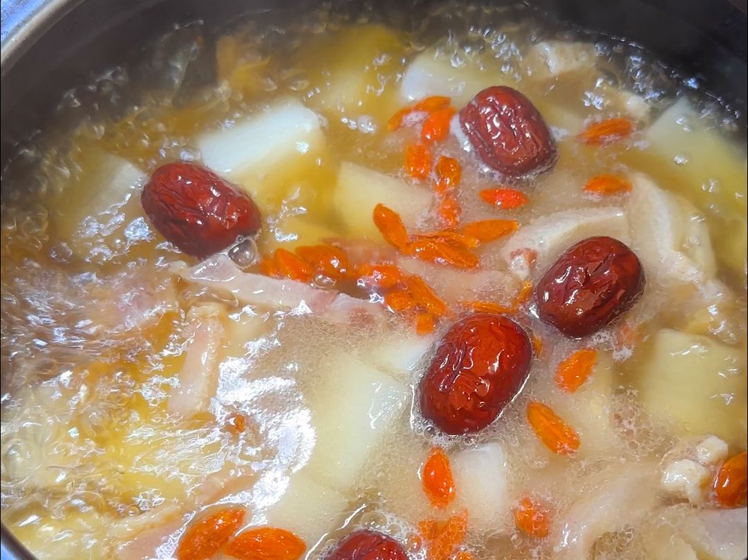 火腿炖个白萝卜 一样调料不用放 汤色简直不要太漂亮