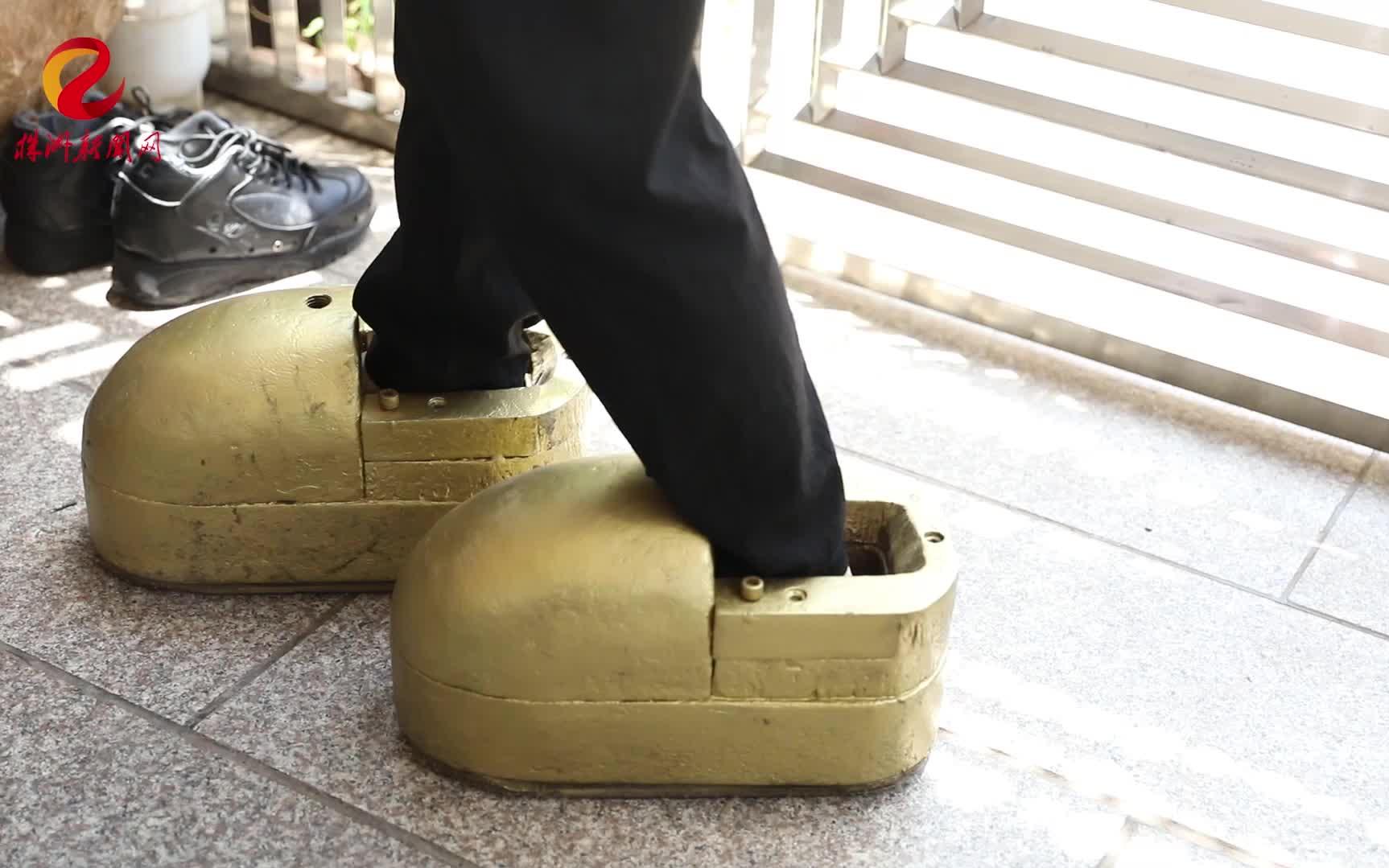 一双铁鞋走天下——64岁老人可以穿动600斤铁鞋 破数次吉尼斯纪录