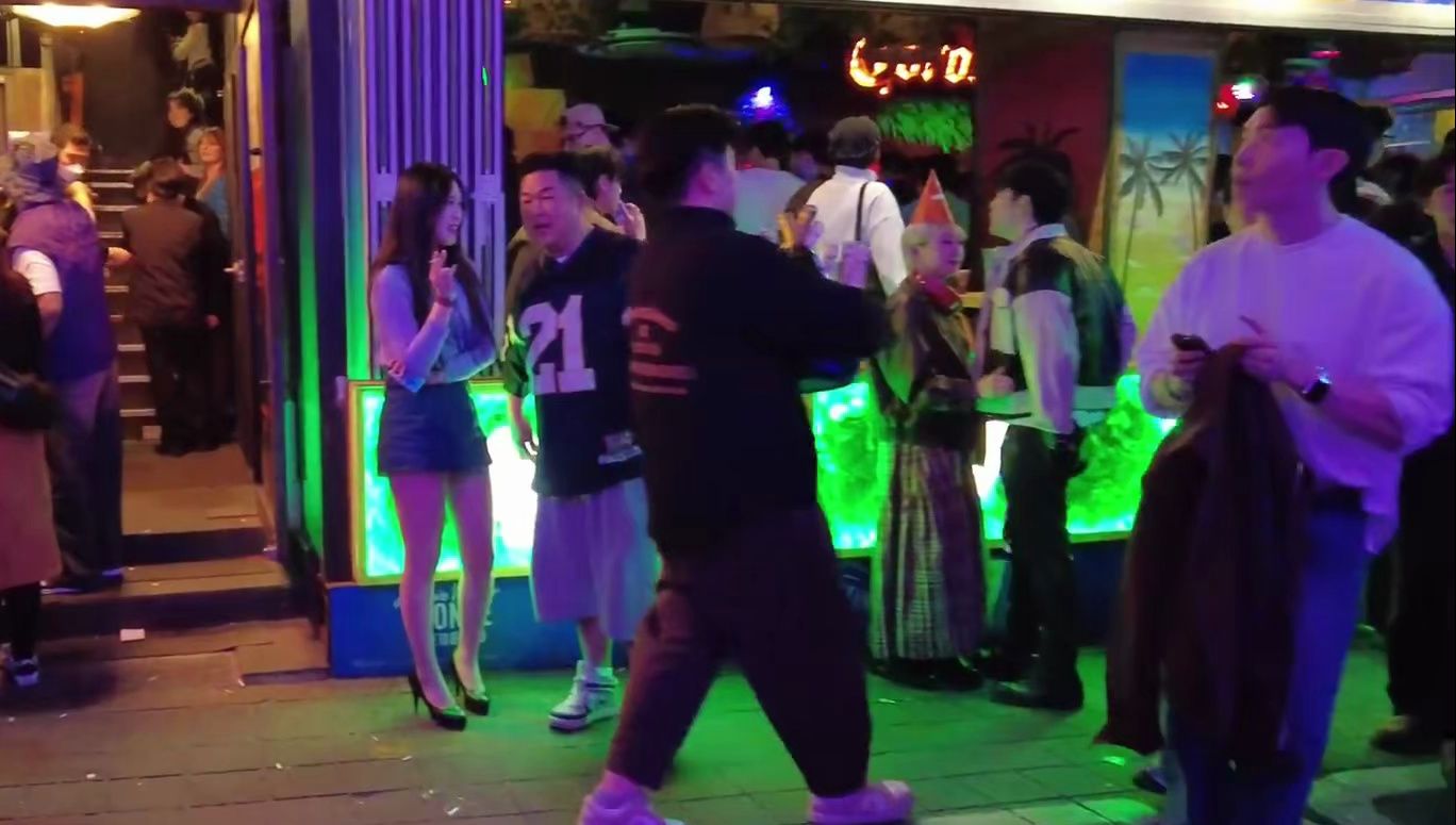 沉浸式体验 梦幻的韩国首尔梨泰院酒吧街